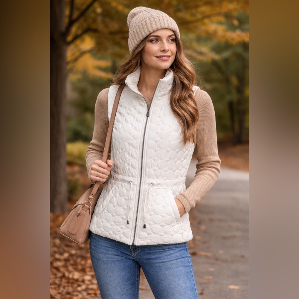Textured white puffer gorpcore vest - large